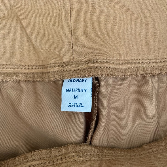 Old Navy Maternity Rollover Waist Soft Twill Utility Shorts in Coin Toss Size M - Picture 5 of 8